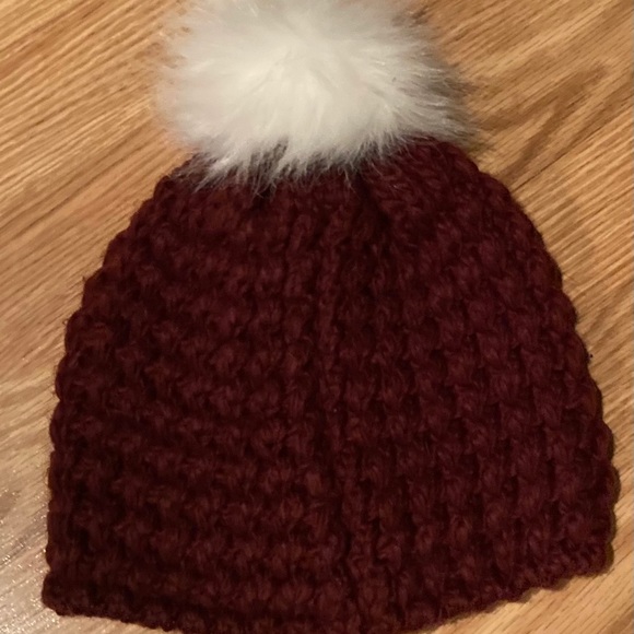 NWOT Fabletics fashionable hat with Pom Pom - Picture 3 of 3